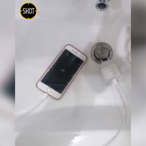 В Красноярском крае 10-летняя девочка уронила iPhone в ванную и погибла
