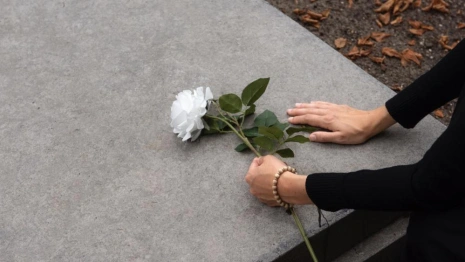 Житель Коврова обманул 8 человек с изготовлением и установкой памятников