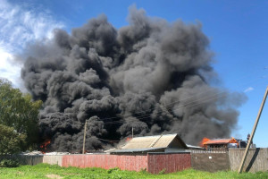 Мощный пожар на производстве ванн в Коврове показали на видео