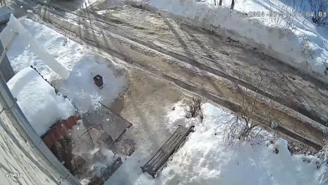 В Петушинском районе снежная глыба едва не убила мужчину с младенцем