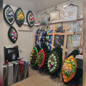 В Коврове ритуальная фирма выставила венки и гробы под окнами дома