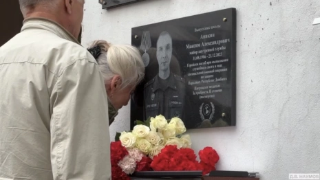 Во владимирской школе №3 открыли мемориальную доску в честь погибшего на СВО спасателя