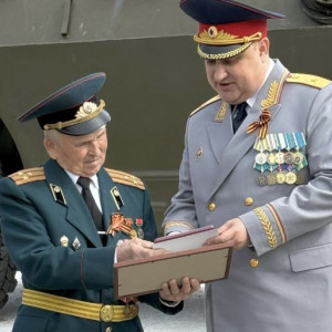 Руководитель владимирского Следкома вручил медаль бывшему узнику концлагеря Юрию Ерошенко