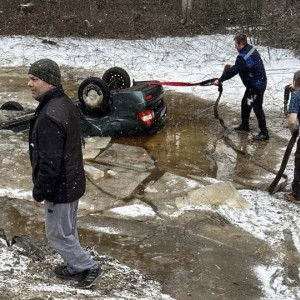Жители Коврова спасли улетевшего в котлован с водой 18-летнего автомобилиста