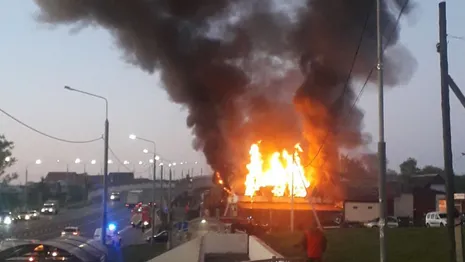Мощный пожар охватил кафе в Лакинске