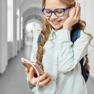 Владимирским школьникам запретят использовать смартфоны на уроках