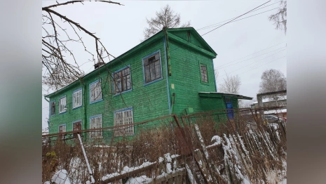 В Лакинске людей оставили в доме с мокнущими стенами и провалившимися полами