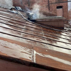 В Меленках мощный пожар охватил заброшенное здание