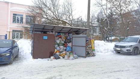 Во дворе владимирской многоэтажки выросла огромная гора мусора