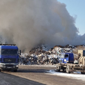 Пожар на станции сортировки мусора в Гусь-Хрустальном разгорелся до 700 квадратов