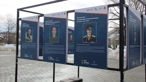 Во владимирском сквере «Патриот» открыли выставку «Про Героев»