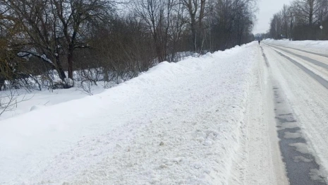 Жителям поселка под Собинкой приходится ходить по трассе из-за нечищенного тротуара