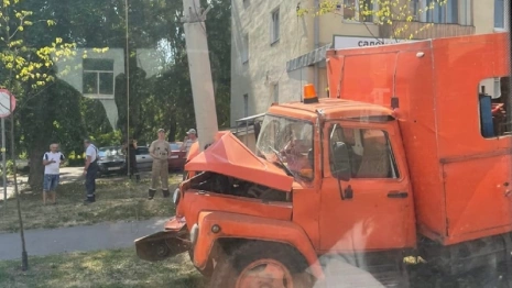 Во Владимире у здания мэрии машина аварийной службы врезалась в столб