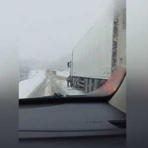 Во Владимирской области фуры застряли на загородной трассе