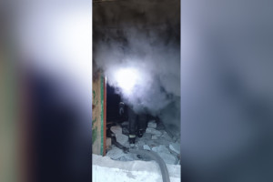 В одном из заброшенных зданий в Карабаново загорелся мусор