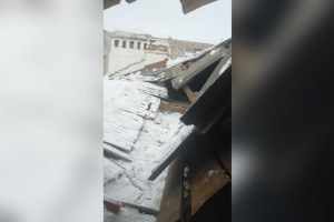 Сразу две крыши домов рухнули в Вязниках и Карабаново