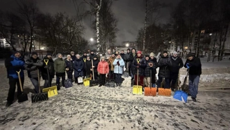 Жители Владимира не дождались коммунальщиков и сами убрали снег