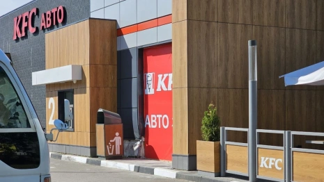 Во Владимире KFC начали восстанавливать после ДТП с иномаркой