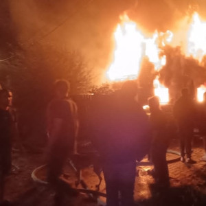 В полыхающем доме под Александровом пострадал 30-летний мужчина