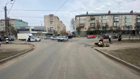 В Коврове автомобилистка на иномарке сбила 27-летнего байкера