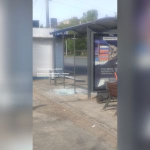 Во Владимире на улице Комиссарова разнесли остановку
