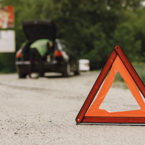 В Александрове большегруз с песком упал на две иномарки: пострадали 2 человека