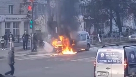 Полыхающую на дороге легковушку во Владимире сняли на видео