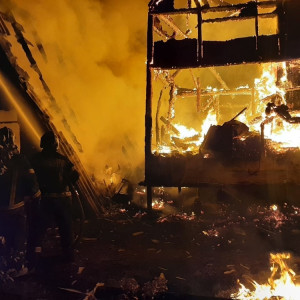 Мощный пожар уничтожил 2 дома во Владимирской области