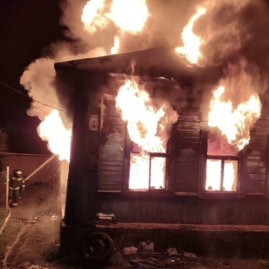 В сильном ночном пожаре в Александрове пострадали 2 человека