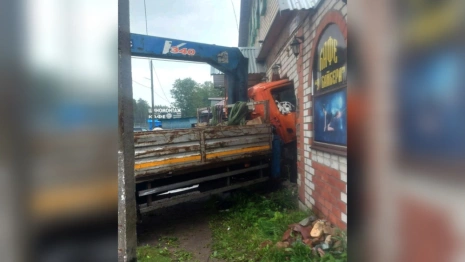 Манипулятор протаранил стену кафе после ДТП в деревне под Петушками