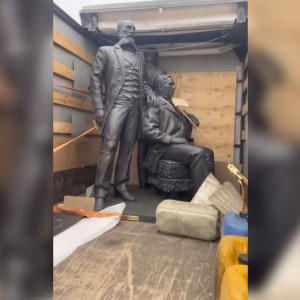 В Киржач привезли памятник купцам Соловьевых