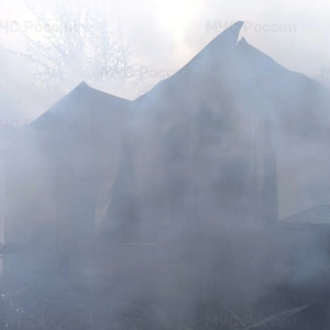 В Суздальском районе мощный пожар охватил частный дом