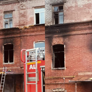 В Струнино загорелась расселенная двухэтажка