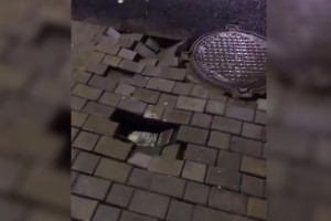 Во Владимире дождь «смыл» брусчатку