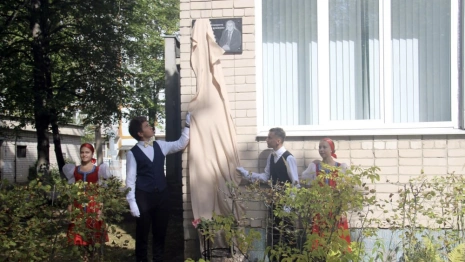 В Радужном у Детской школы искусств открыли памятную доску бывшему директору