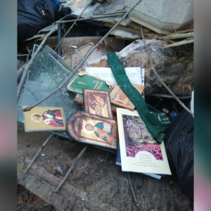 В Юрьев-Польском неизвестные выбросили иконы в мусорку