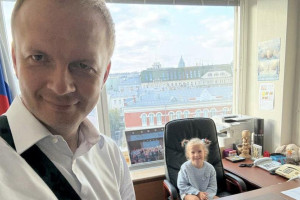 Владимирский депутат Госдумы впервые показал фото с дочерью на работе