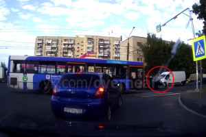 Во Владимире на пешеходном переходе сбили ребенка: момент попал на видео