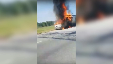 Владимирские автомобилисты сняли на видео охваченную огнем «Газель»