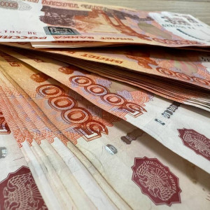 Во Владимире мужчина выбросил 70 тысяч из окна 9 этажа