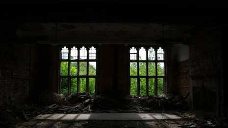 Владимирские родители пожаловались на игры детей на пепелище и в заброшках 