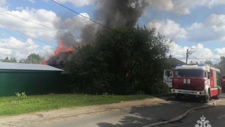 В центре Владимира загорелся частный дом