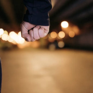 Житель Собинки ходил с другом по магазинам и бил его по голове