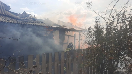 Огонь охватил 2 дома и несколько построек под Владимиром