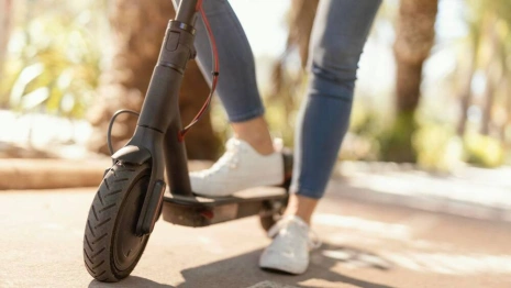 В Юрьев-Польском мужчина «приложил» возлюбленную об электросамокаты