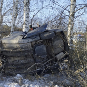 Под Меленками человека зажало в салоне «намотавшегося» на дерево авто