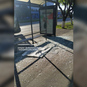 Во Владимире чиновники рассказали о судьбе разбитой остановки на улице Комиссарова