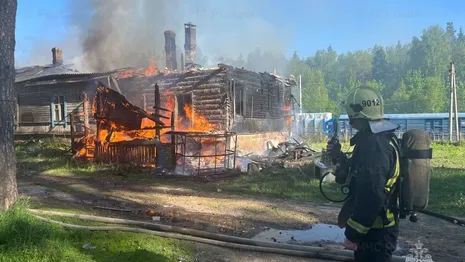 Во владимирском микрорайоне Юрьевец загорелся заброшенный дом
