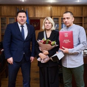 Глава Мурома наградил 50-летнего мужчину за спасение выпавших из окна детей