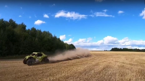 Пыль столбом: появилось эффектное видео с бахи во владимирских полях